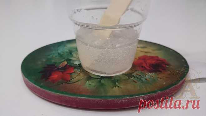 Перемешиваем 2 жидкости разной плотности примерно мин 7. Если смола жидкая перемешивается легко и быстро(не взбалтывайте, ибо появятся дополнительные пузыри,а оно нам не надо). Если смола густая, погрузите дно стакана со смолой в горячую воду. От нагрева смола становится более жидкая и процесс перемешивания доставит вам удовольствие. Но не забудьте, после остывания, смола станет еще гуще, т.к.тепло ускоряет полимеризацию состава, и на этом удовольствие закончится.
Продолжение следует....