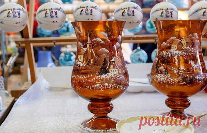 Рисунок наносится в несколько этапов: берётся игрушка и наносится один слой краски, пока на нем краска подсыхает, хужожник наносит основной цвет на вторую игрушку и т.д. Затем хужожник возвращается к первой и рисует часть сюжета и опять подвешивает игрушку и т.д.