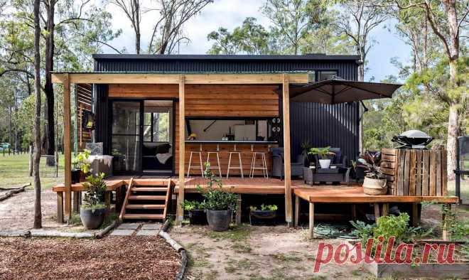Маленький дом 28 м²: терраса из поддонов, спальни на антресоли, огород и курятник во дворе Еще два года назад герои нашей истории жили в большом коттедже с четырьмя спальнями, просторной гостиной и двумя ванными комнатами. Но устав оплачивать дорогие счета за коммуналку и мечтая о финансовой свободе, они решили переехать в компактный дом площадью 28 м²