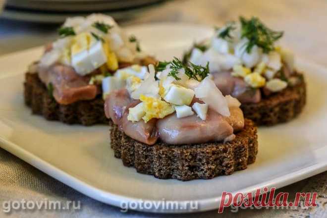 Бутерброд с молоками сельди.