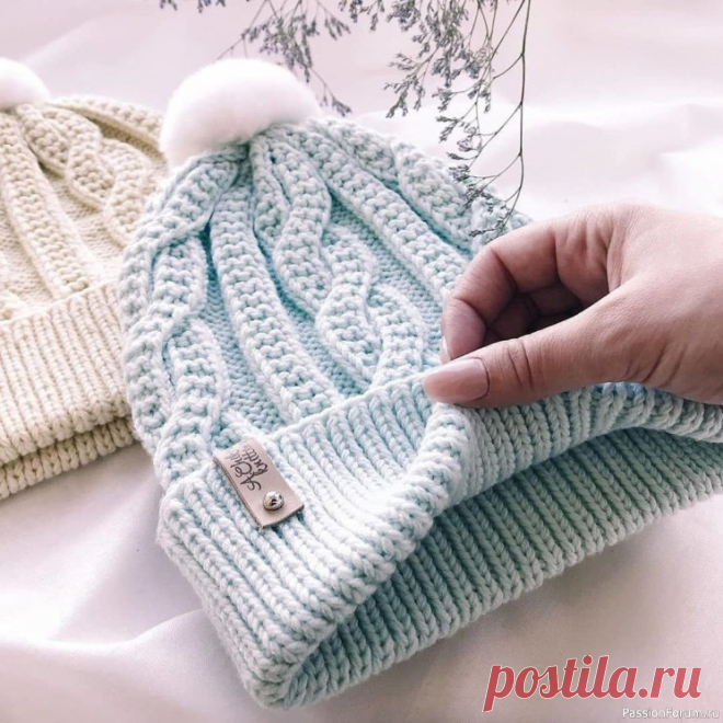 Шикарная шапочка спицами. Схема | Вязание спицами аксессуаров Пряжа меринос 50г/145м в 2 нити.На спицы N3 набрать 104 петли. Провязать резинкой 1*1 примерно 46-50 рядов. ⠀ Далее на спицах N4. Распределяем следующим образом(можно отметить маркером): 4 изн; 4 лиц; 4 изн, 9 п.жгут; 4 изн; 4 лиц; 4 изн; 9 п.жгут; 4 изн; 4 лиц, 4 изн; 9 п.жгут; 4 изн; 4...