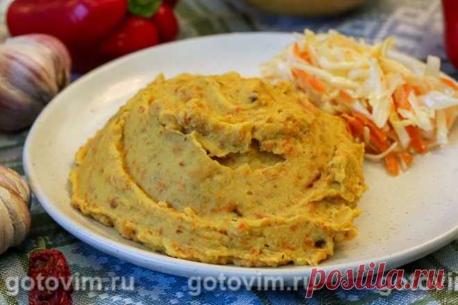 Картофельное пюре с морковью. Рецепт с фото Хотите приготовить картофельное пюре по-новому? Вот вам простой рецепт. Сварите очищенный картофель, как обычно, добавьте обжаренную с луком морковь и разомните в пюре. Удивительно, но в таком варианте картофельное пюре здорово выигрывает во вкусе. Да и пользы от него больше, т.к. часть картофеля вы замените морковкой и луком. Пробуем?