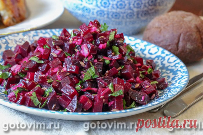 Марокканский свекольный салат. Рецепт с фото Салат из свеклы понравится всем любителям простых, оригинальных рецептов, когда обычные продукты по-новому открывают свой вкус. Обычно для овощных салатов достаточно приготовить необычную заправку. Здесь главную роль играет специя - тмин. Перед добавлением его к запеченной свекле, семена прогревают на сухой сковороде, чтобы тмин стал ароматнее.  Свеклу для салата можно просто сварить, но запеченная получается вкуснее.