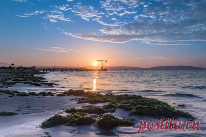 Sunset over Paracas beach! Since the weather in Lima was too cloudy to have the sunset I was hoping for, I really looked forward to Paracas. Tourists go there to visit the Ballestas Islands with thousands of birds, pelicans, penguins, sea lions and dolphins (and it sure was great!), but I mainly wanted to go the the beach. Due to traffic we arrived just in time to set up my tripod. Did not had the time to find a better place. The sunset was great, but I need your help. I s...