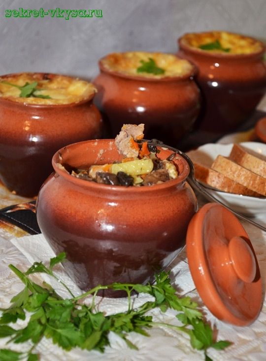 Мясо в горшочках в духовке. Свинина с картошкой в горшочках. Мясо в горшочках с картошкой. Горшки для картошки для готовки. Что запекать в горшочках.