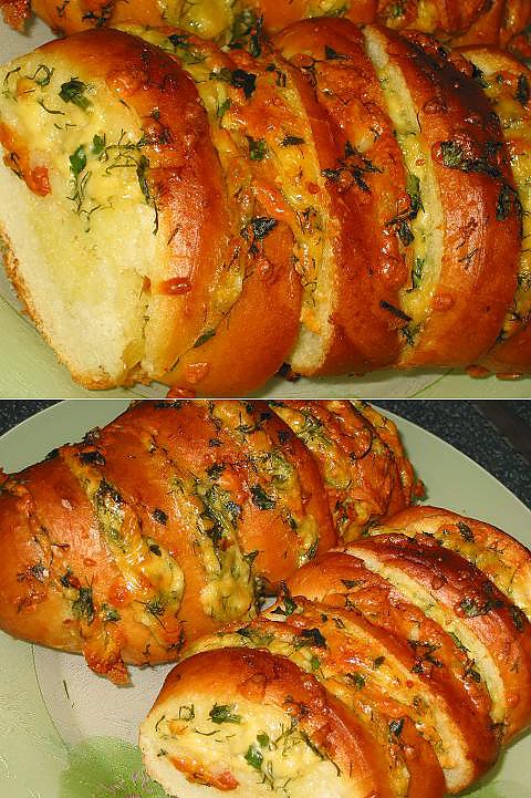 батон запеченный с сыром в духовке. батон с сыром и чесноком. батон с сыром и чесноком в духовке. батон с сыром в духовке. багет с сыром и зеленью.