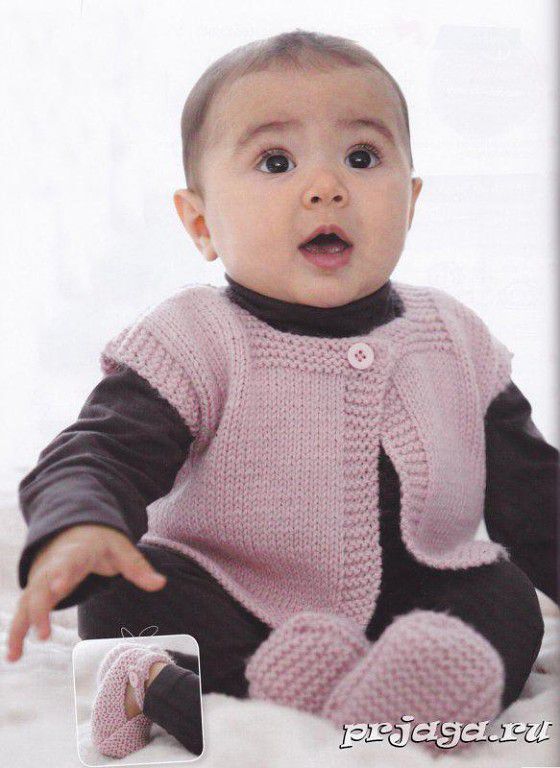 безрукавка детская вязаная. жилетка для девочки спицами на 2 года. вязаные детские безрукавки. вязаная безрукавка для малышки. вязаная жилетка для девочки 1 год.