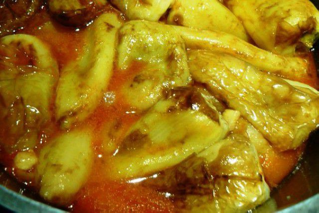 Перец в сметане на сковороде. Тушеные перцы со сметаной. Перец в сметане. Мясо с грибами в сметанном соусе на сковороде. Фаршированные перцы в томатно сметанном соусе.